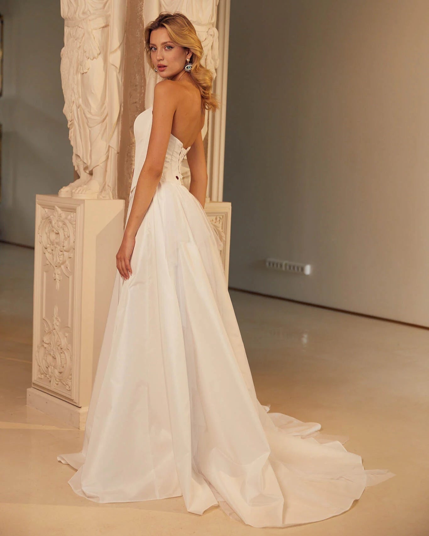 Corset wedding dress with pocket skirt